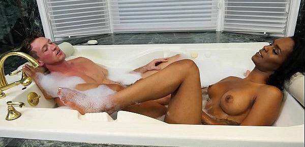  GenderX - Ebony TS Girl Ass Fucked In The Tub
